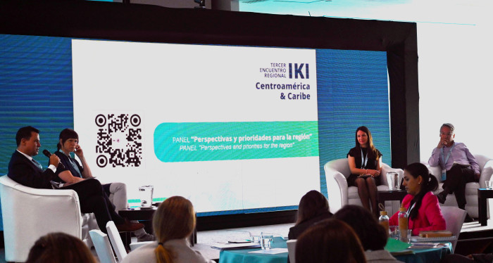 Panel de discusión con miembros de la IKI