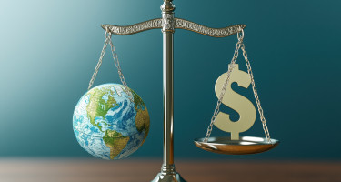 Una balanza con un signo de dolar de un lado y un globo mundial del otro