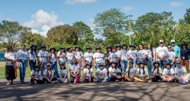 Foto grupal de las jóvenes participantes del Rally Femenino y el equipo facilitador.