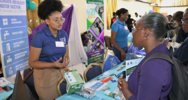 Oficial del proyecto G-CREWS Chrystal Williams y asesora en comunicación Gennil Reuben interactúan con el público.
