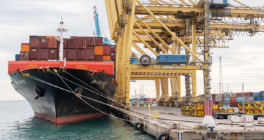 Barcos de carga en un puerto europeo