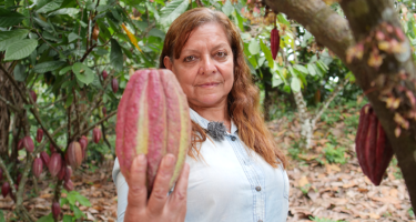 Mujer con cacao