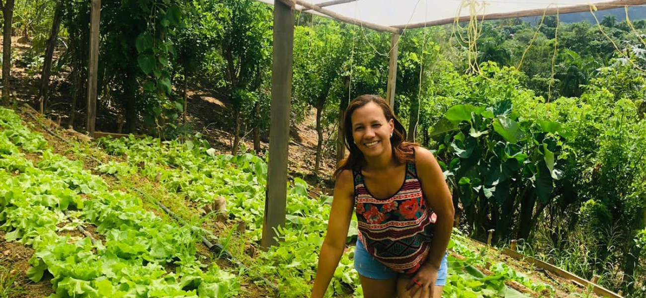 Mujer en huerta