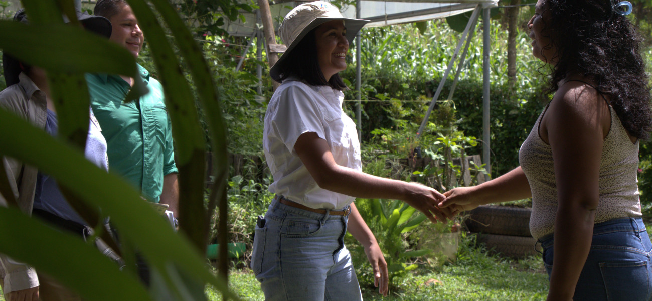 2 personas saludándose