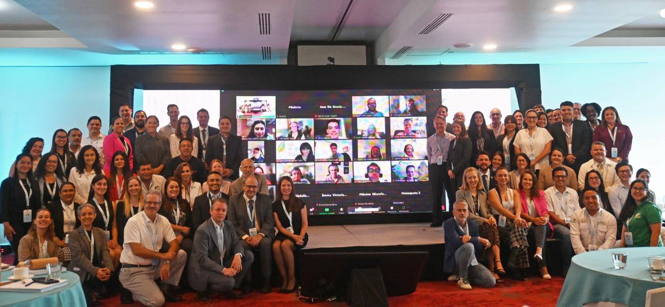 Foto grupal con los y las participantes del día 1 del encuentro
