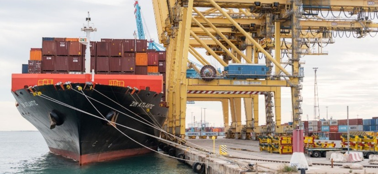 Barcos de carga en un puerto europeo